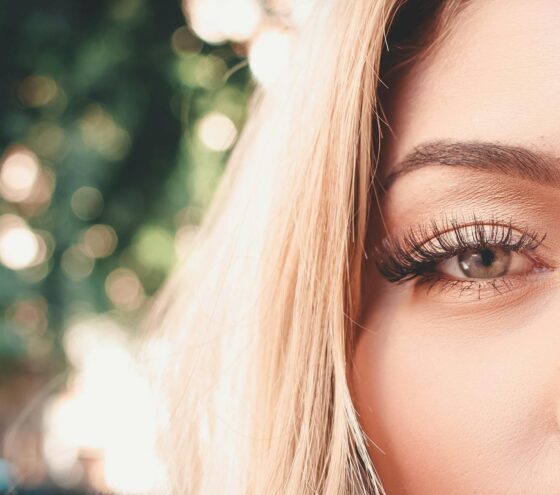 Les extensions de cils en 2025 : une révolution beauté accessible à tous
